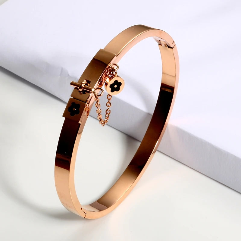 Luxury Gold Color Staiess Steel Lucky Flower Cuff Bangles Women Girls Wedding Party Charm Bangles Jewelry Gift