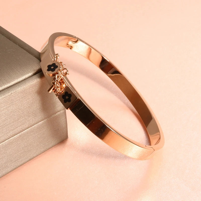 Luxury Gold Color Staiess Steel Lucky Flower Cuff Bangles Women Girls Wedding Party Charm Bangles Jewelry Gift