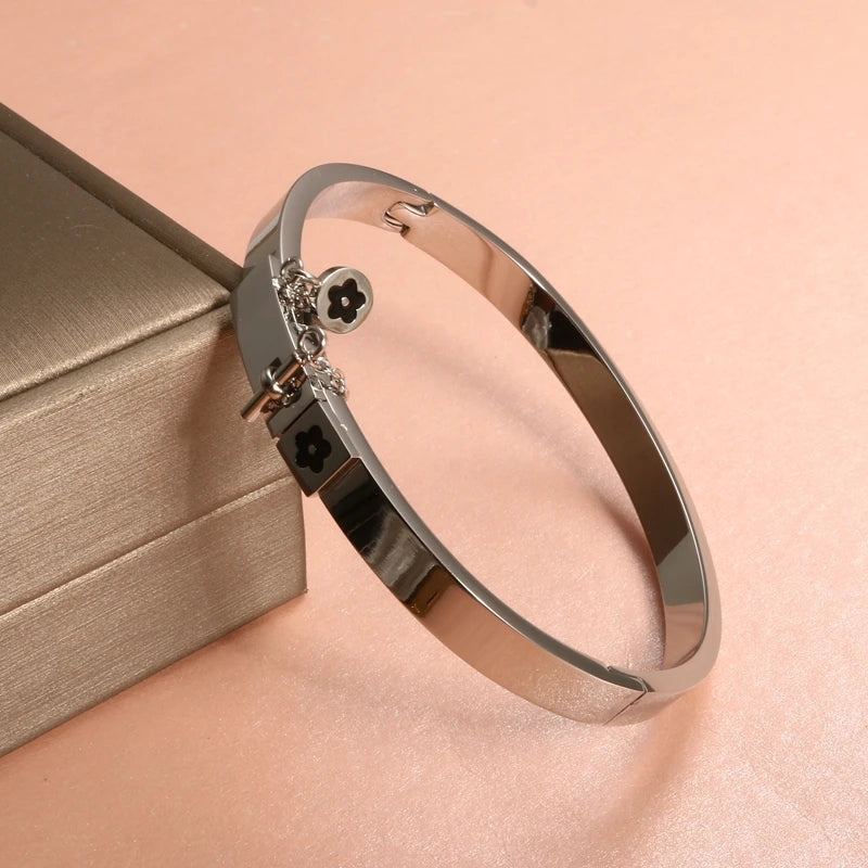 Luxury Gold Color Staiess Steel Lucky Flower Cuff Bangles Women Girls Wedding Party Charm Bangles Jewelry Gift