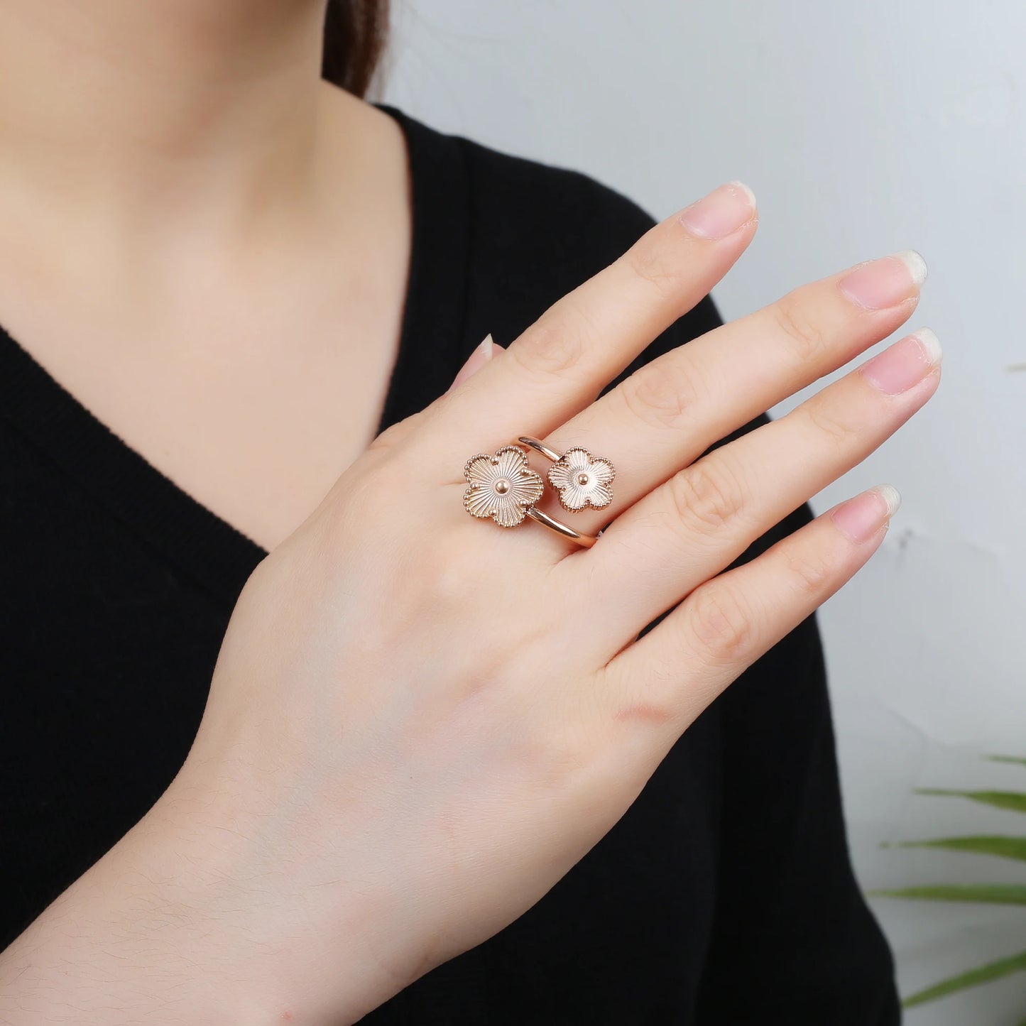 New Design Classic Luxury Stainless Steel Laser Double Flowers Open Ring Temperament For Woman Party Jewelry Daily Wear Clover