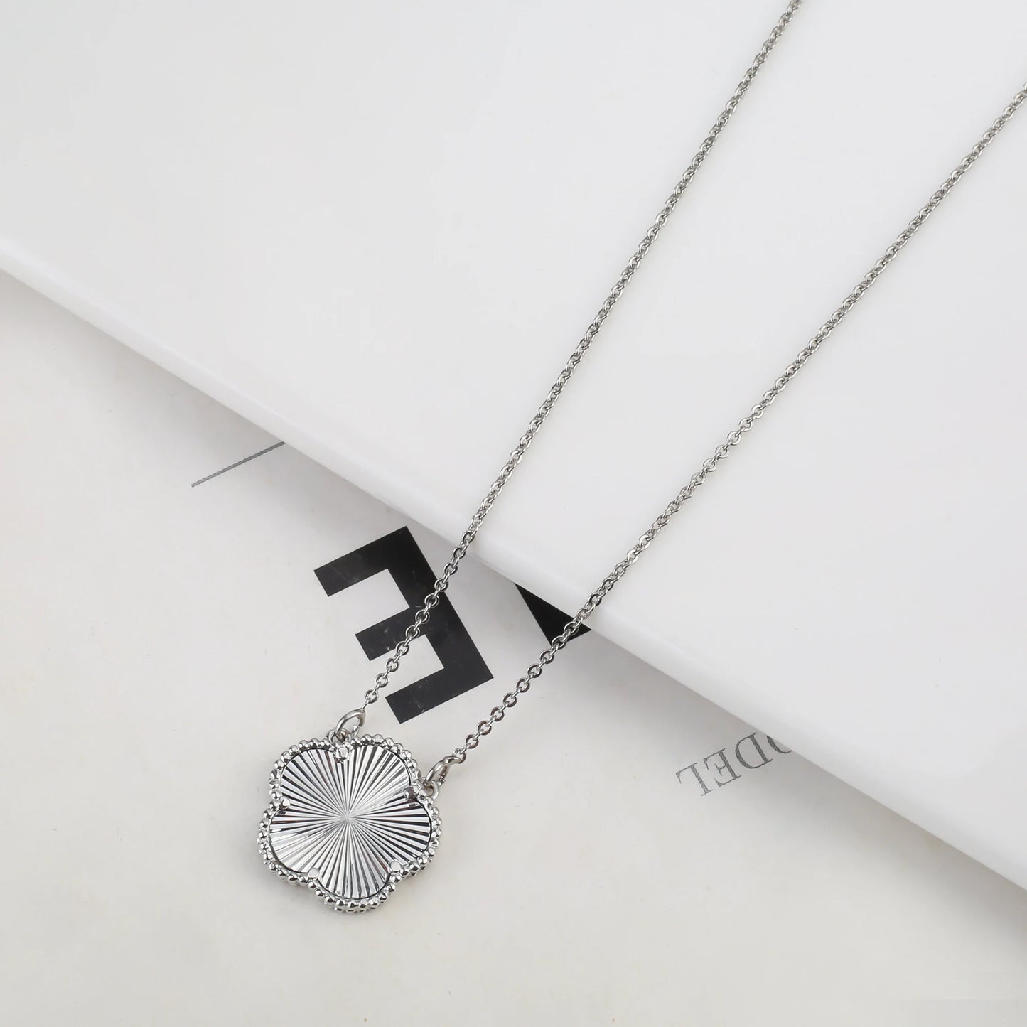 2025 Luxury Hot Selling Shiny Metal New Design Plant Five Leaf Flower Set 15mm Double Sided Women's Gilded Gift Clover