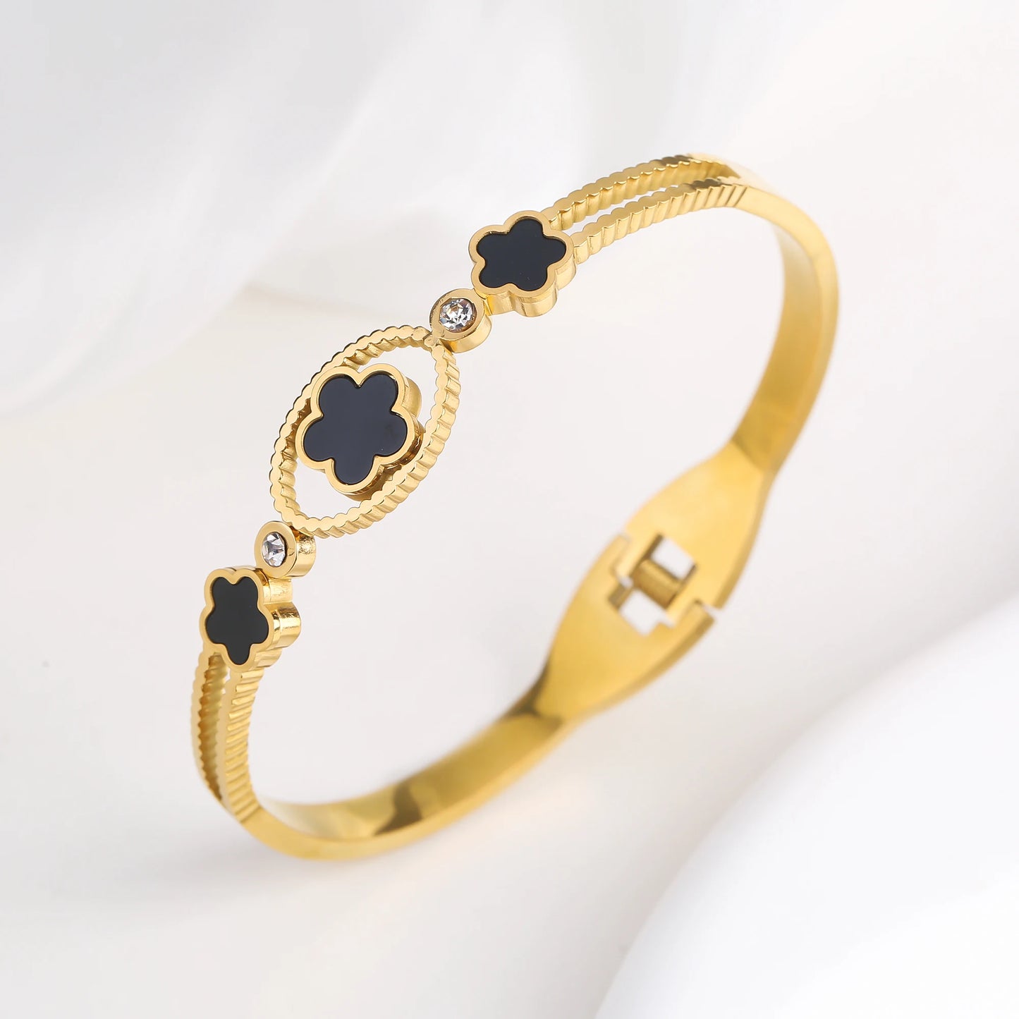 INS Hot Sale Stainless Steel Laser Five Leaf Flower Opening Ladies Bangle Classic For Woman Girl Clover Jewelry Party Gift 2024