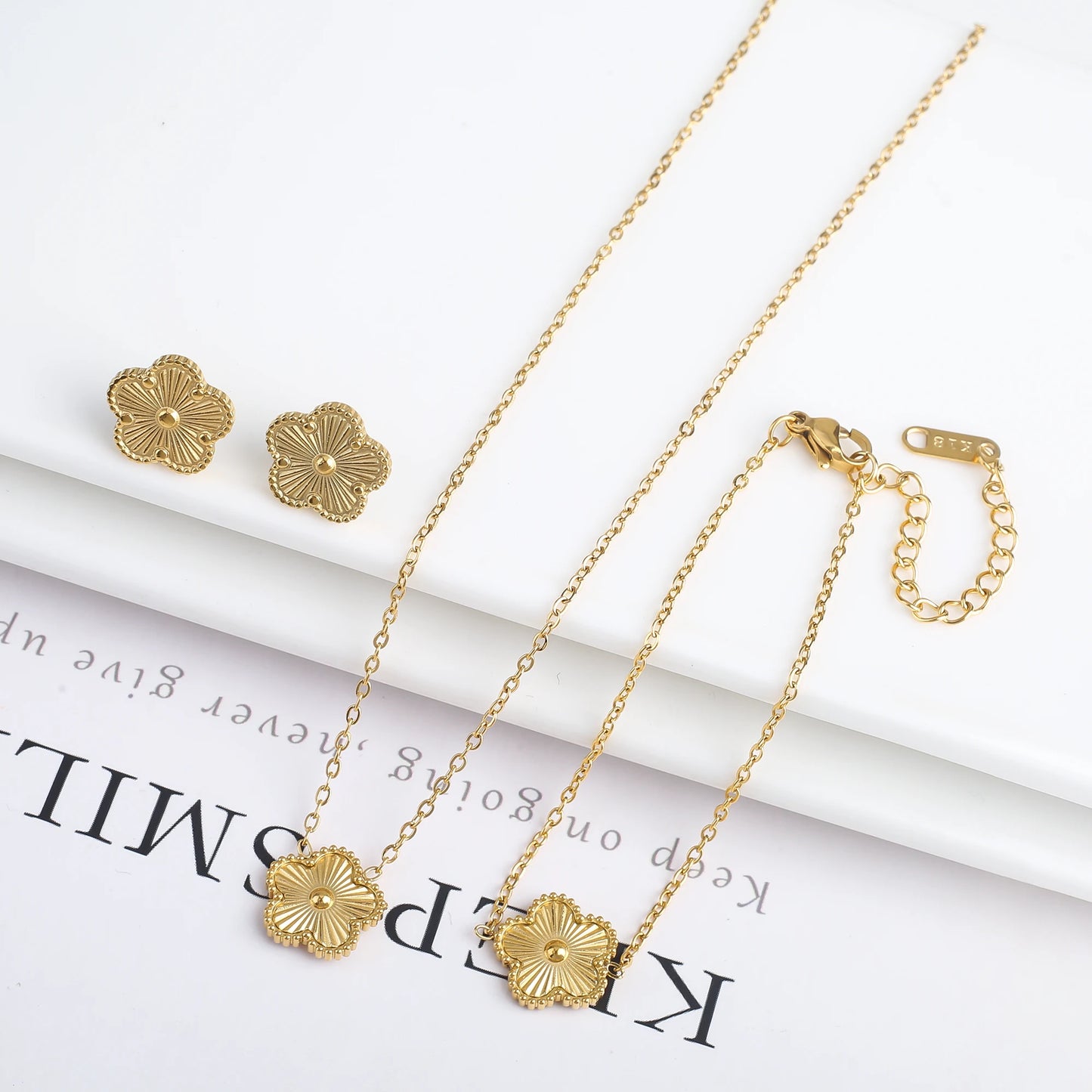 Waterproof Clover five-leaf flower Metal Laser Stainless Steel Jewelry Set Classic for Woman Luxury Party Jewelry Daily Wear