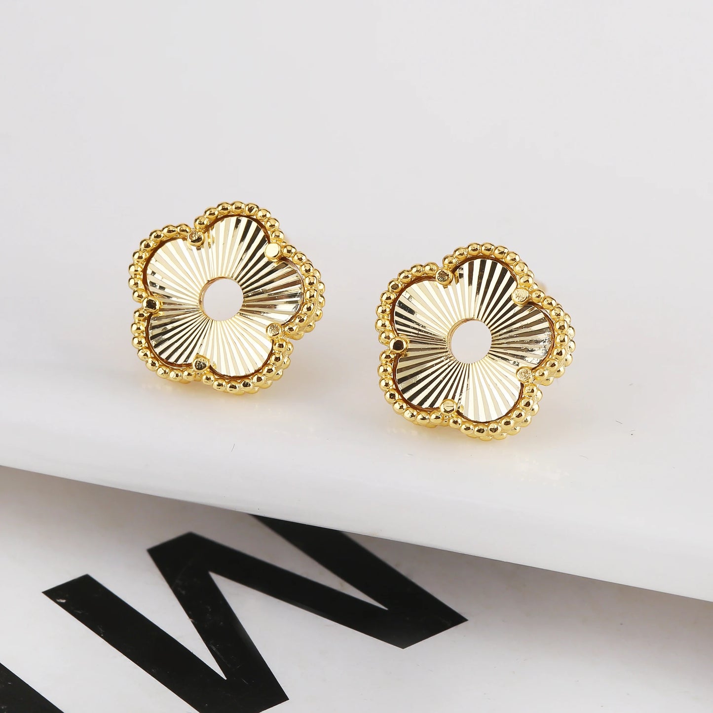 Hollow Metal Double sided Hollow Jewelry Set Sparkling Hot Selling Plum Blossom Jewelry Set Creative New Design For Women Clover