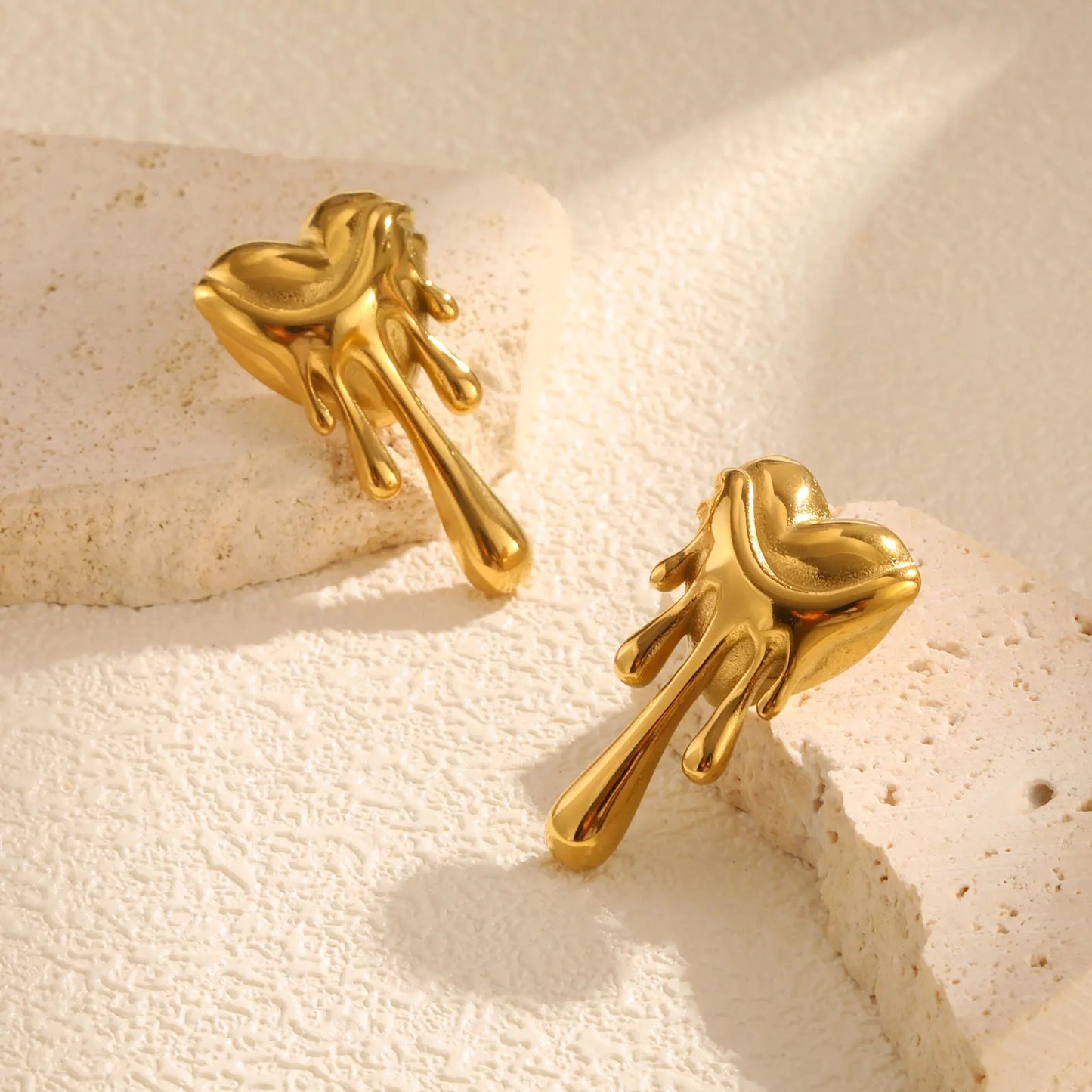 Unique Flowing Heart-shaped Pendant for Women,Gold Color Stainless Steel Necklaces,Waterproof Jewelry Gift