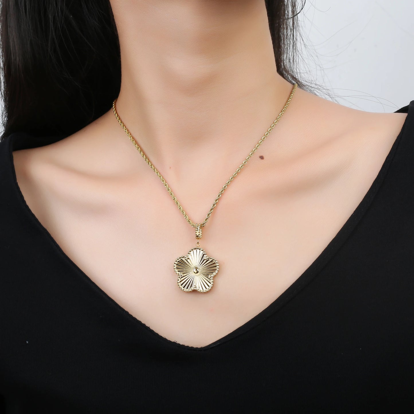 Hot Sale Stainless Steel Luxury Five Leaf Flower Necklace Earrings Bracelet Jewelry Set for Woman Party Flower Jewelry Clover