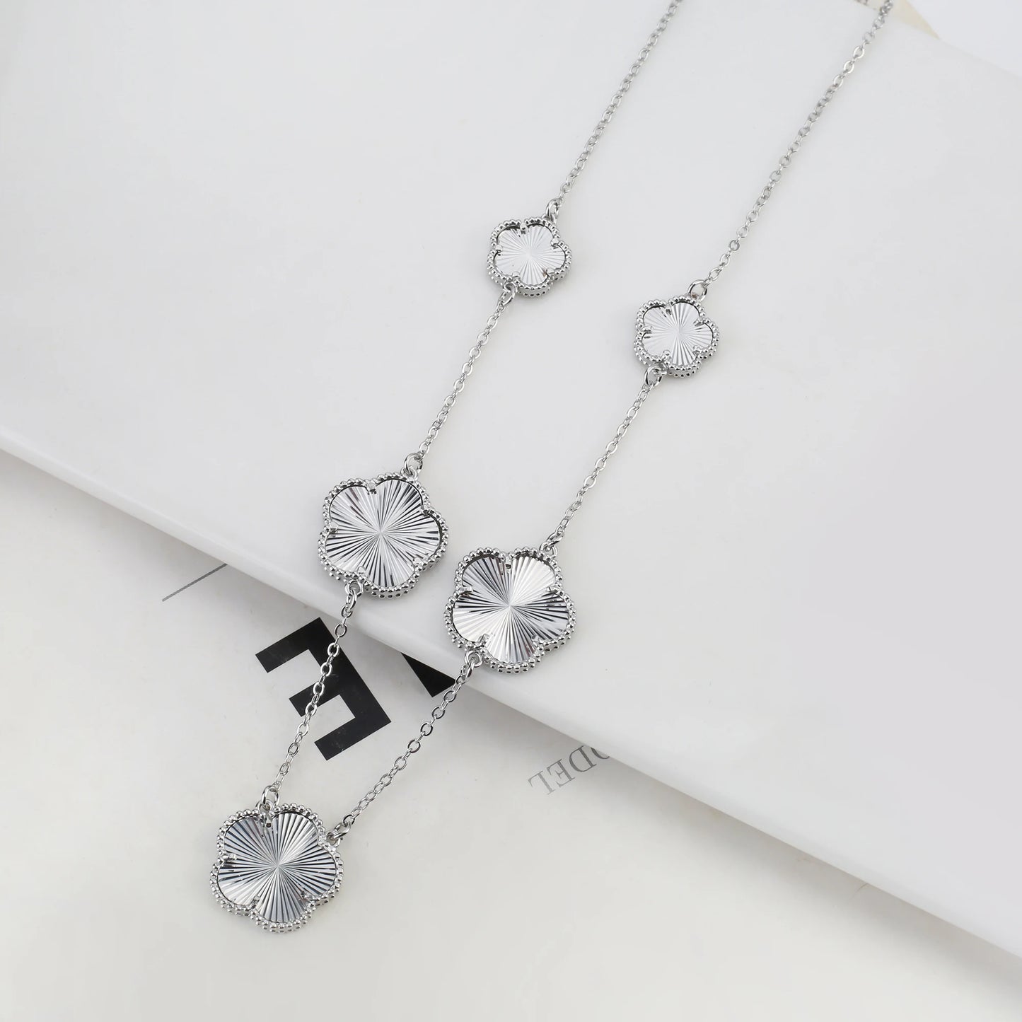 2025 Luxury Hot Selling Shiny Metal New Design Plant Five Leaf Flower Set 15mm Double Sided Women's Gilded Gift Clover