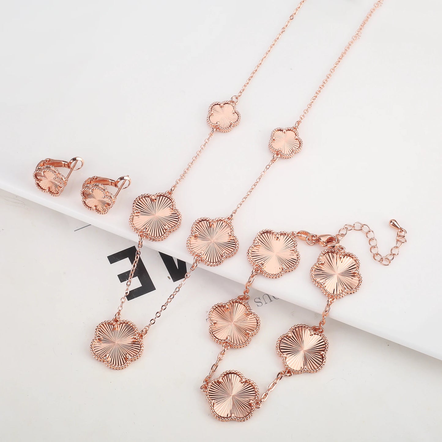 2025 Luxury Hot Selling Shiny Metal New Design Plant Five Leaf Flower Set 15mm Double Sided Women's Gilded Gift Clover