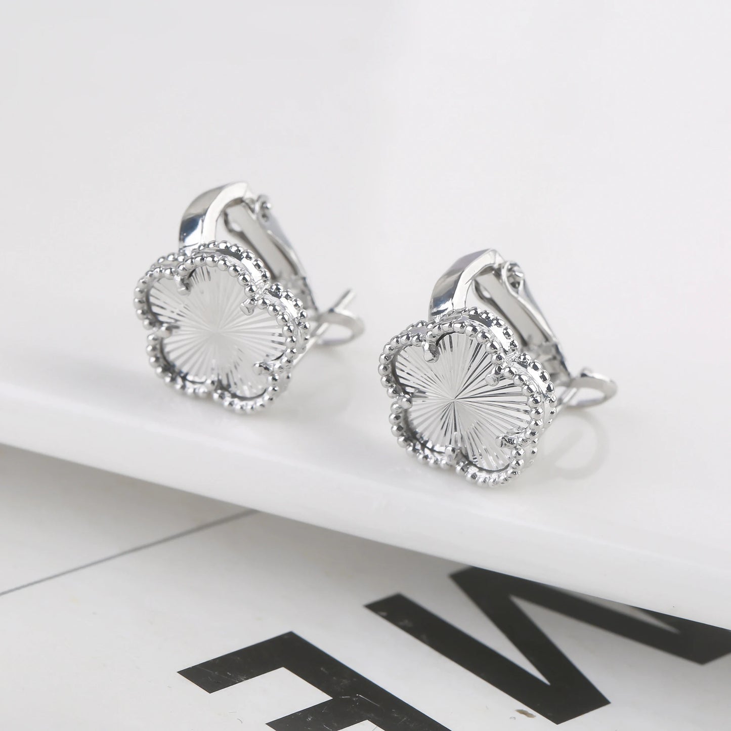 2025 Luxury Hot Selling Shiny Metal New Design Plant Five Leaf Flower Set 15mm Double Sided Women's Gilded Gift Clover