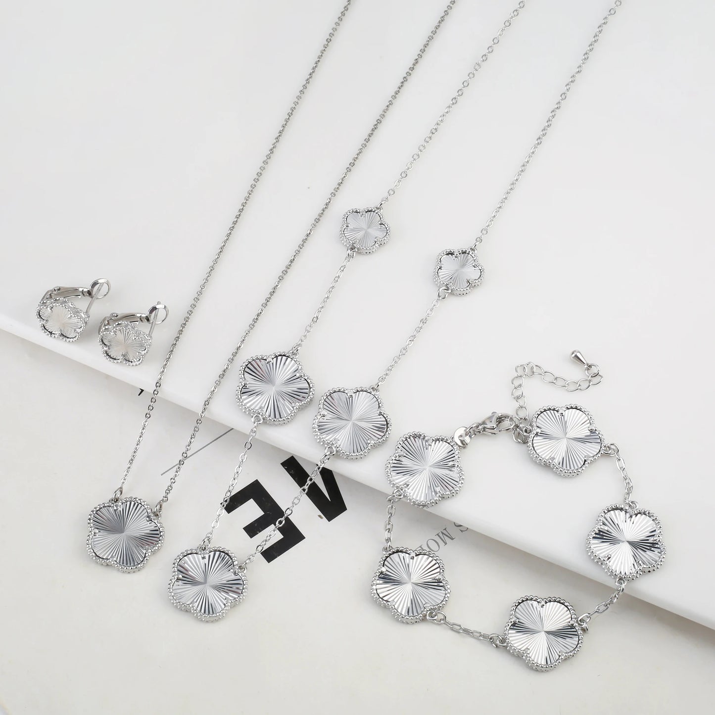 2025 Luxury Hot Selling Shiny Metal New Design Plant Five Leaf Flower Set 15mm Double Sided Women's Gilded Gift Clover