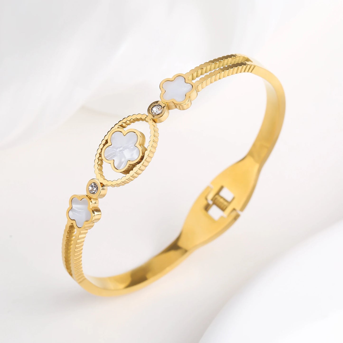 INS Hot Sale Stainless Steel Laser Five Leaf Flower Opening Ladies Bangle Classic For Woman Girl Clover Jewelry Party Gift 2024
