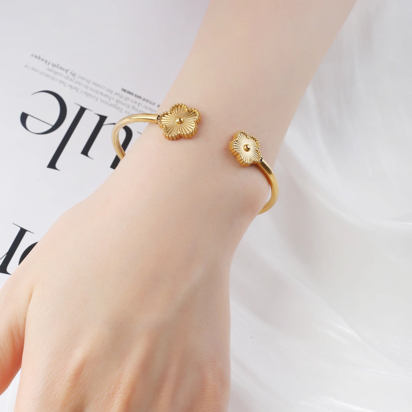 INS Hot Sale Stainless Steel Laser Five Leaf Flower Opening Ladies Bangle Classic For Woman Girl Clover Jewelry Party Gift 2024
