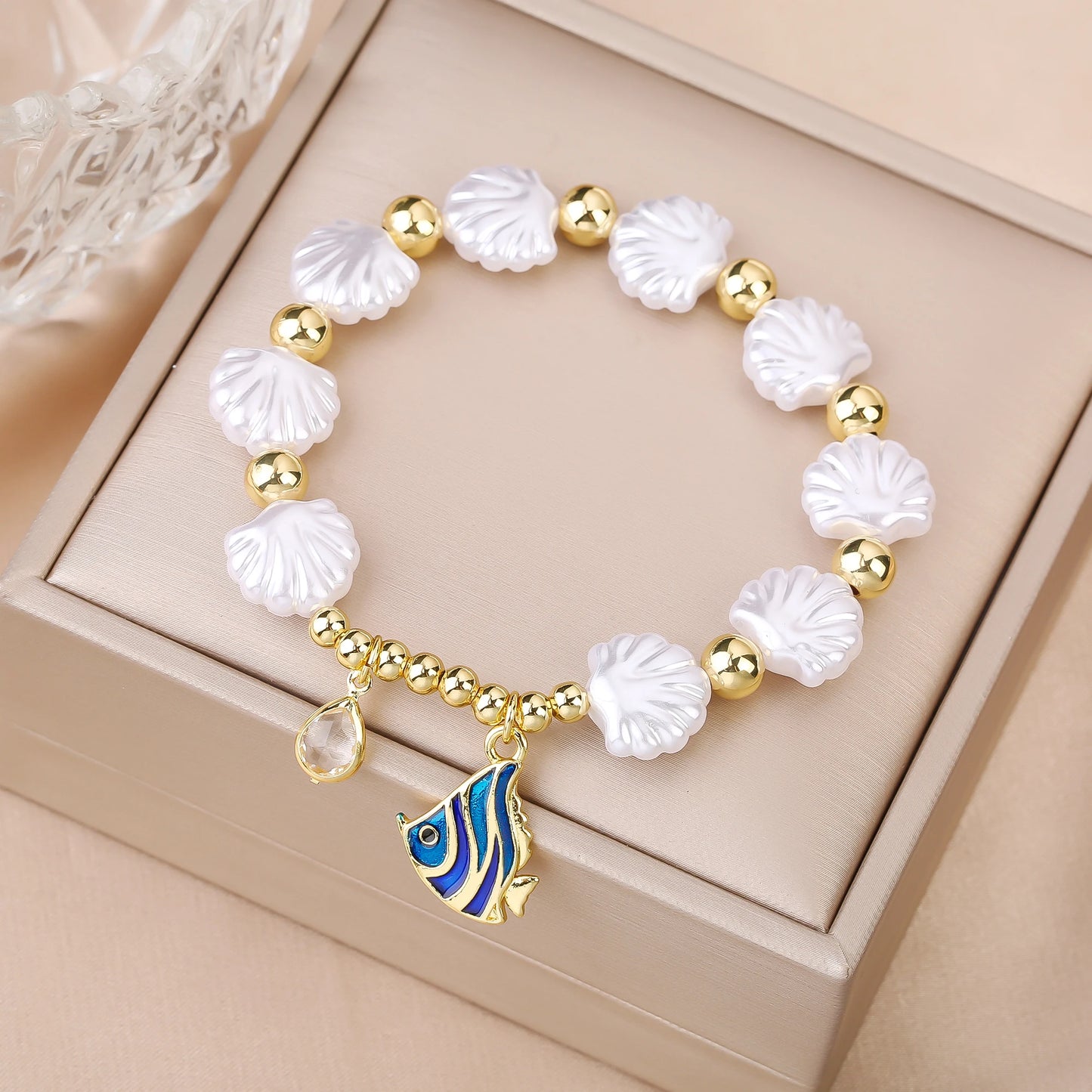 New Trend White Shell Shape Beads Stretch Bracelet Ocean Theme Fish Crab Tree Beetle Charm Gold Color Copper Beads Bracelet
