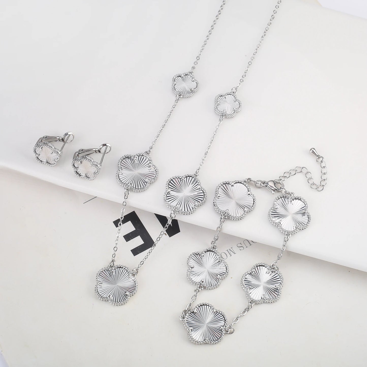 2025 Luxury Hot Selling Shiny Metal New Design Plant Five Leaf Flower Set 15mm Double Sided Women's Gilded Gift Clover
