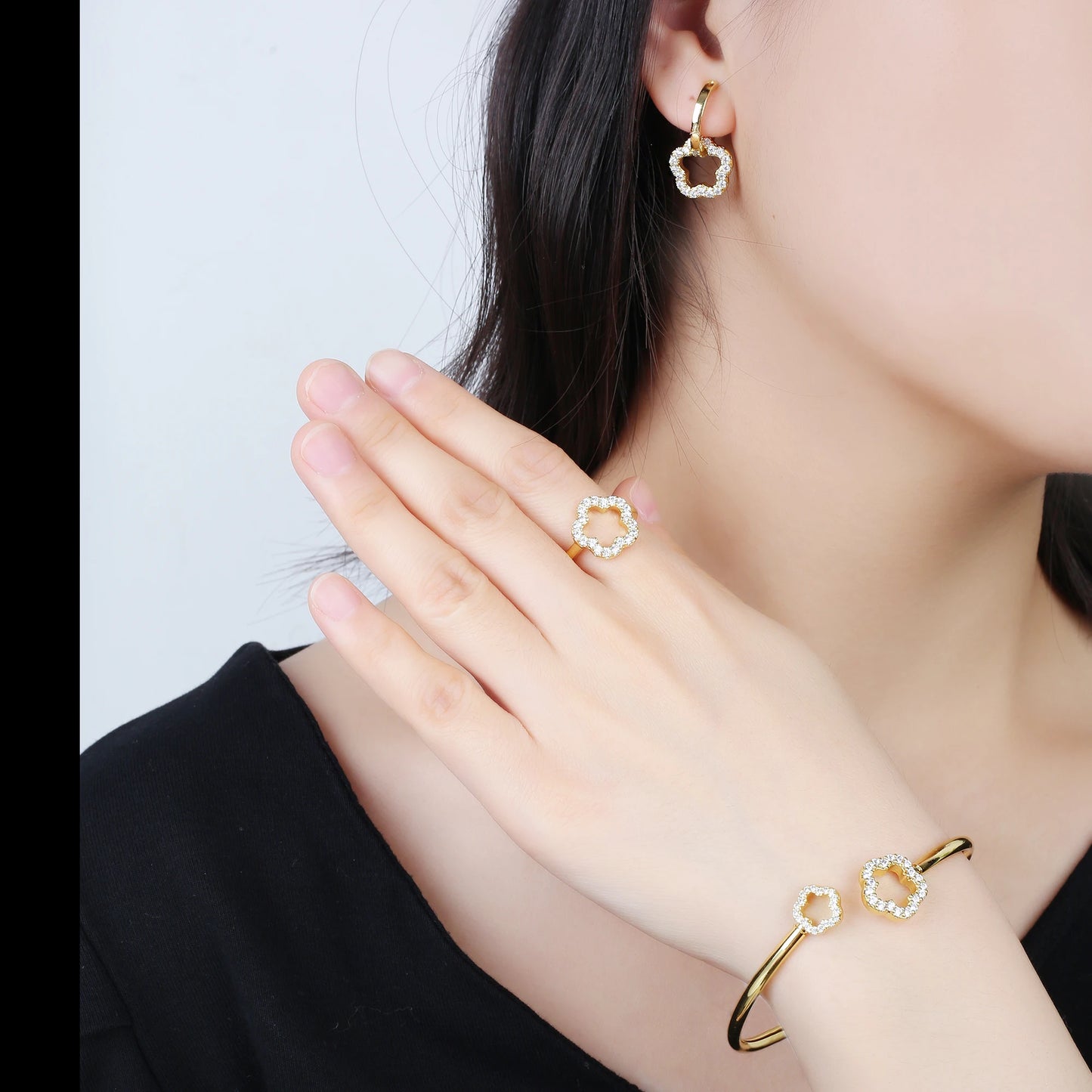 Flower Jewelry Bracelet Shiny Zirconia Hollow Five Leaf Flower Opening Bangle Simple for Woman Girl Party Jewelry Gift Clover