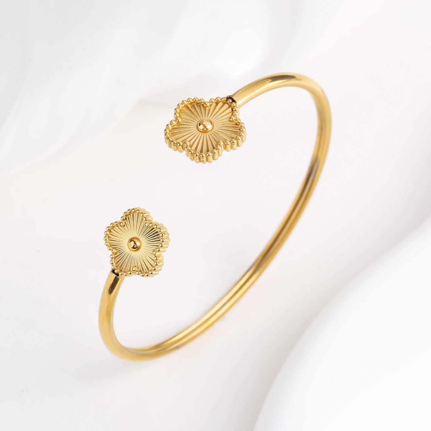 INS Hot Sale Stainless Steel Laser Five Leaf Flower Opening Ladies Bangle Classic For Woman Girl Clover Jewelry Party Gift 2024