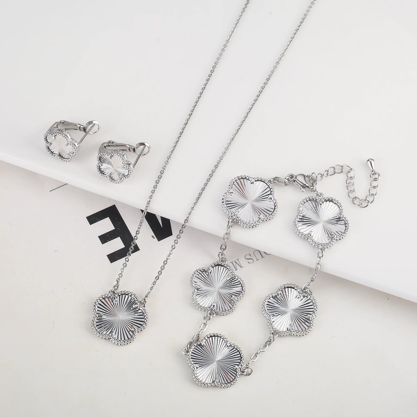 2025 Luxury Hot Selling Shiny Metal New Design Plant Five Leaf Flower Set 15mm Double Sided Women's Gilded Gift Clover