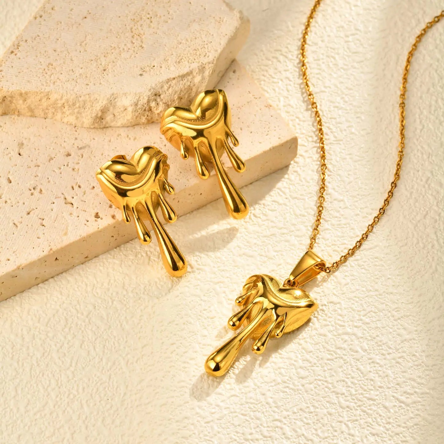 Unique Flowing Heart-shaped Pendant for Women,Gold Color Stainless Steel Necklaces,Waterproof Jewelry Gift