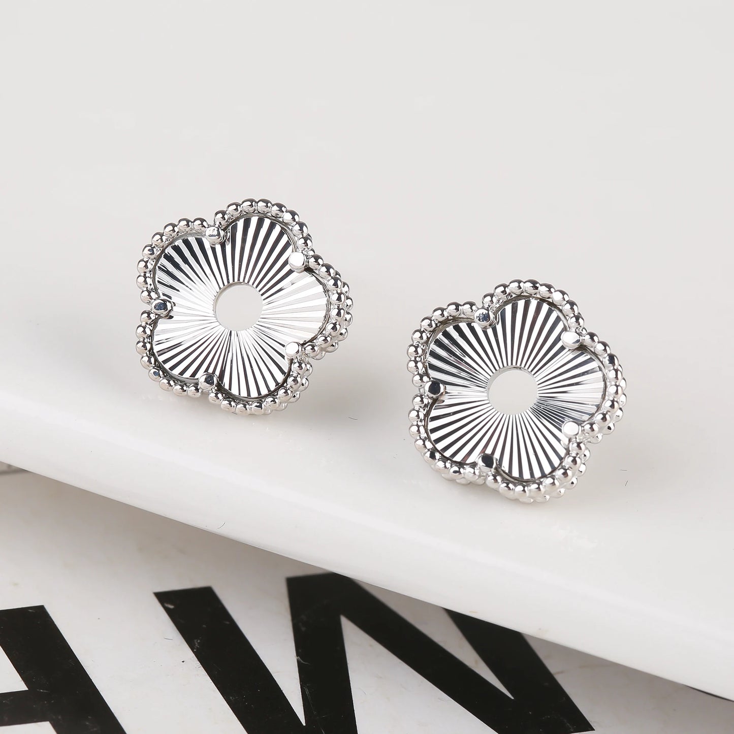 Hollow Metal Double sided Hollow Jewelry Set Sparkling Hot Selling Plum Blossom Jewelry Set Creative New Design For Women Clover