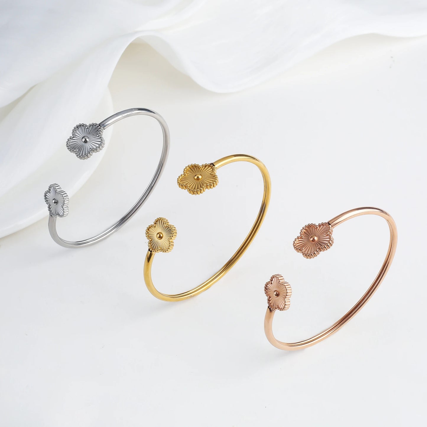 INS Hot Sale Stainless Steel Laser Five Leaf Flower Opening Ladies Bangle Classic For Woman Girl Clover Jewelry Party Gift 2024