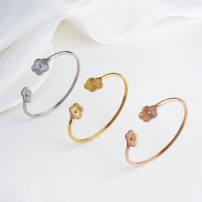 INS Hot Sale Stainless Steel Laser Five Leaf Flower Opening Ladies Bangle Classic For Woman Girl Clover Jewelry Party Gift 2024