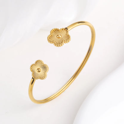 INS Hot Sale Stainless Steel Laser Five Leaf Flower Opening Ladies Bangle Classic For Woman Girl Clover Jewelry Party Gift 2024